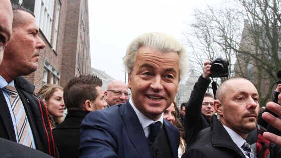 1200px-Geert_Wilders_tijdens_een_politieke_campagne_in_Spijkenisse