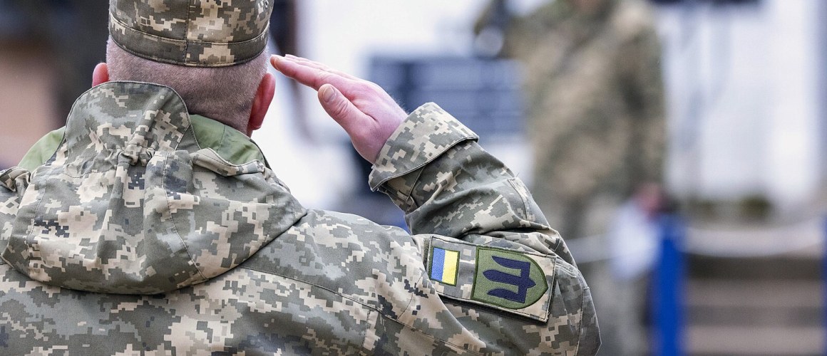 1609px-Ukrainian_serviceman_saluting_in_the_UK
