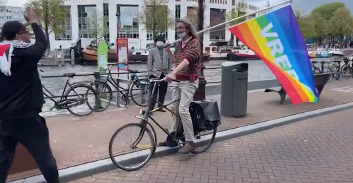 man op fiets